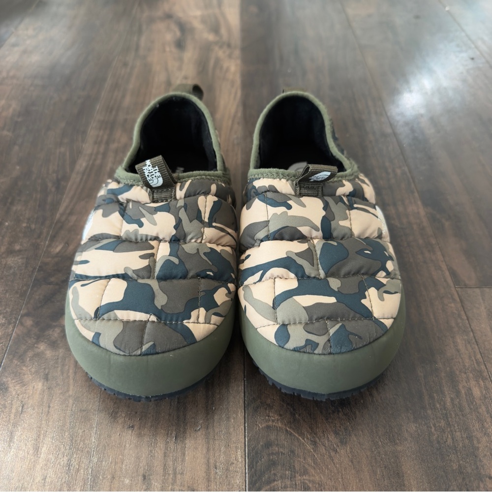 The North Face Kids' Camouflage slippers size 1